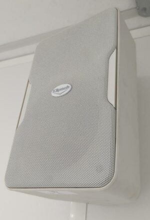 Paire d'enceintes de marque Klipsch. 28 x 17 x 17 cm. (RDC bat A salle Visio 267)