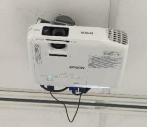 Vidéo projecteur de marque Epson modèle EB-X18. (RDC bat A salle Etaples)