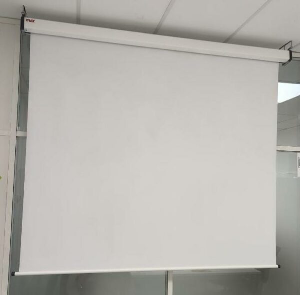 Ecran de projection électrique, divers modèles, dont Procolor, Oray. 4 unités. Vendu à l'unité avec faculté de réunion. (RDC bat A réserve, RDC salle Visio , RDC Etaples)