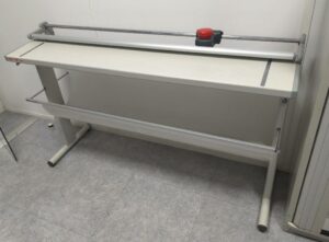 Coupeuse de plan de marque Trim modèle 130 Neolt. 95 x 155 x 44 cm. (RDC bat A repro)