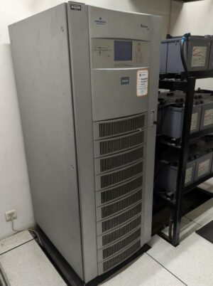 Onduleur Liebert Emerson 80 KVA. (RDC bat A salle Campinas/ salle 16)