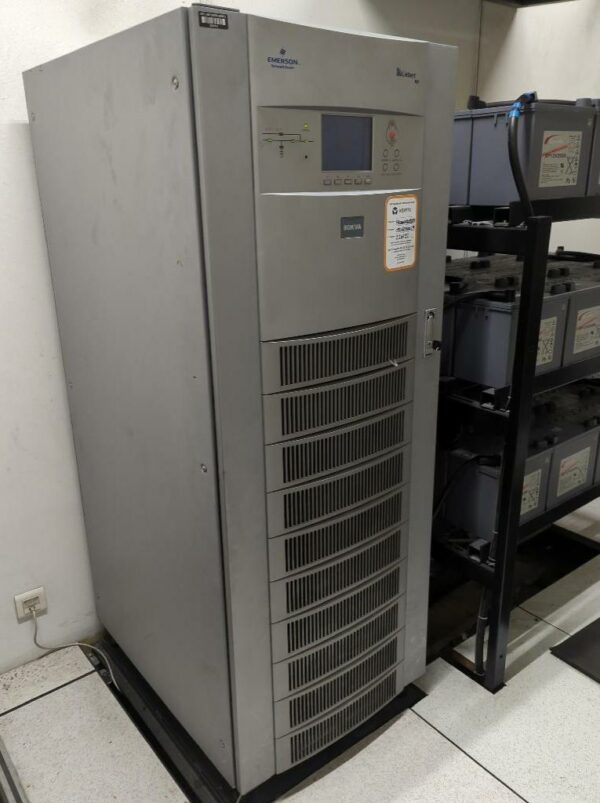 Onduleur Liebert Emerson 80 KVA. (RDC bat A salle Campinas/ salle 16)