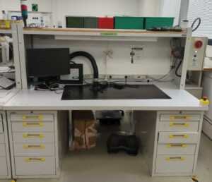 Paillasse d'atelier ou de laboratoire avec rehausse et caissons de marque Tiroclass. 162 x 200 x 100 cm. 23 unités. Vendu à l'unité avec faculté de réunion. (SS bat A)