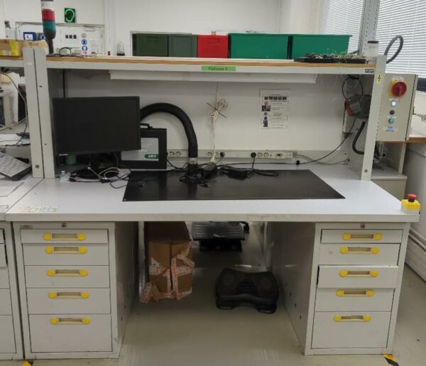 Paillasse d'atelier ou de laboratoire avec rehausse et caissons de marque Tiroclass. 162 x 200 x 100 cm. 23 unités. Vendu à l'unité avec faculté de réunion. (SS bat A)