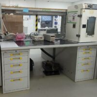 Paillasse d'atelier ou de laboratoire avec rehausse et caissons de marque Tiroclass. 162 x 200 x 100 cm. 23 unités. Vendu à l'unité avec faculté de réunion. (SS bat A) – Image 2