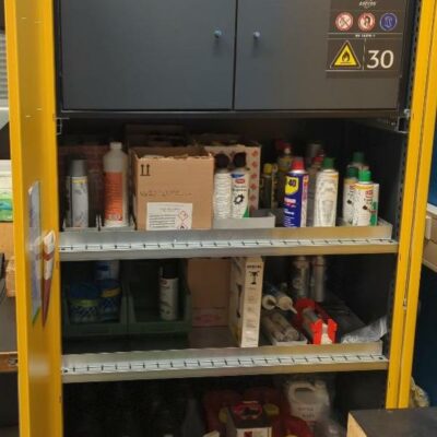 Armoire à produits chimiques. 195 x 105 x 52 cm. (bat B)