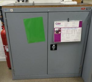 Armoire d'atelier métallique ouvrant à 2 portes de marque Thurmetall. 102 x 100 x 50 cm. 2 unités. Vendu à l'unité avec faculté de réunion. (Bat B)