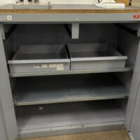 Armoire d'atelier métallique ouvrant à 2 portes de marque Thurmetall. 102 x 100 x 50 cm. 2 unités. Vendu à l'unité avec faculté de réunion. (Bat B) – Image 2