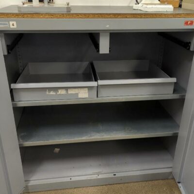Armoire d’atelier métallique ouvrant à 2 portes de marque Thurmetall. 102 x 100 x 50 cm. 2 unités. Vendu à l’unité avec faculté de réunion. (Bat B)