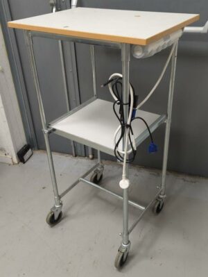 Table à roulettes ou établi mobile à 2 niveaux. 105 x 45 x 60 cm. 6 unités. Vendu à l'unité avec faculté de réunion. (bat B)