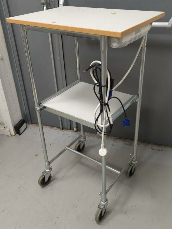 Table à roulettes ou établi mobile à 2 niveaux. 105 x 45 x 60 cm. 6 unités. Vendu à l'unité avec faculté de réunion. (bat B)