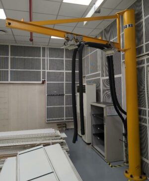 Potence de marque Demarchi, charge 250 kg. (cellule 12 Bat B)
