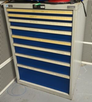 Armoire d'atelier métallique ouvrant à 8 tiroirs. 100 x 72 x 72 cm. (cellule 16 bat B)