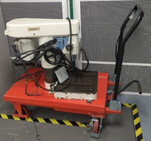 Table élévatrice, charge 300 kg. (cellule 16 bat B)