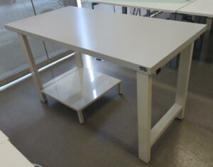 Paillasse simple. 85 x 150 x 75 cm. 3 unités. Vendu à l'unité avec faculté de réunion. (bat B)