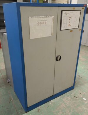 Armoire métallique à produits chimiques. 140 x 95 x 50 cm. (bat B 1er)