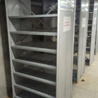 Rayonnage en acier laqué gris comprenant 4 blocs dont 3 blocs : 198 x 93 x 66 cm et 1 bloc : 173 x 93 x 66 cm. (SS bat B) – Image 2