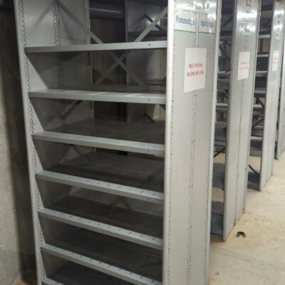 Rayonnage en acier laqué gris comprenant 4 blocs dont 3 blocs : 198 x 93 x 66 cm et 1 bloc : 173 x 93 x 66 cm. (SS bat B)
