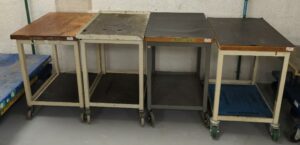 4 dessertes d'atelier sur roulettes, divers modèles. (cellule 17 bat B)