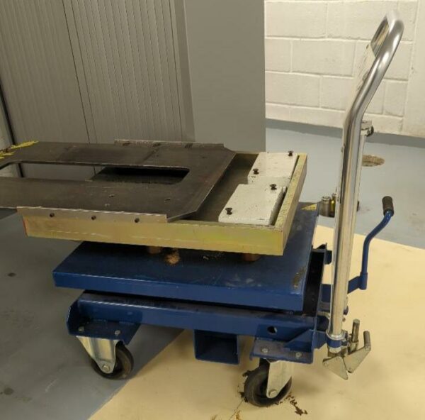 Table élévatrice, charge 500 kg. 2 unités. Vendu à l'unité avec faculté de réunion. (cellule 17 bat B)