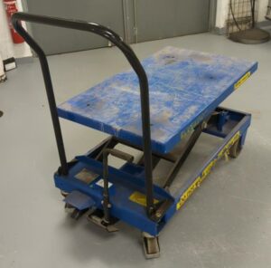 Table élévatrice, charge 300 kg. (cellule 17 bat B)