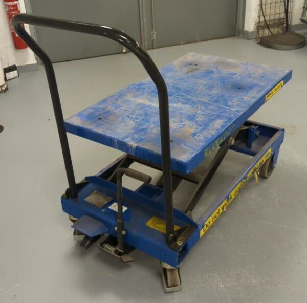 Table élévatrice, charge 300 kg. (cellule 17 bat B)