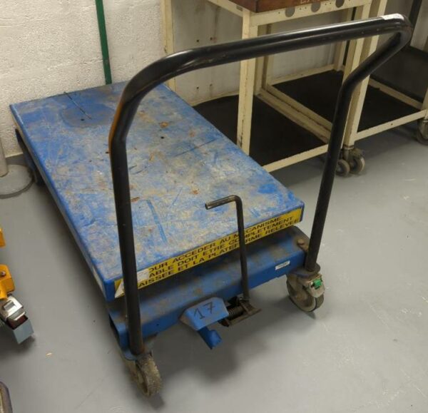 Table élévatrice, charge 500 kg. (cellule 17 bat B)