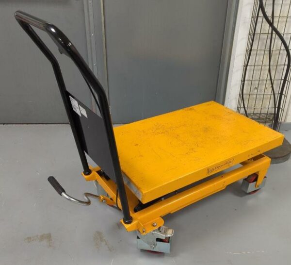 Table élévatrice Manutan, charge 300 kg. (cellule 17 bat B)