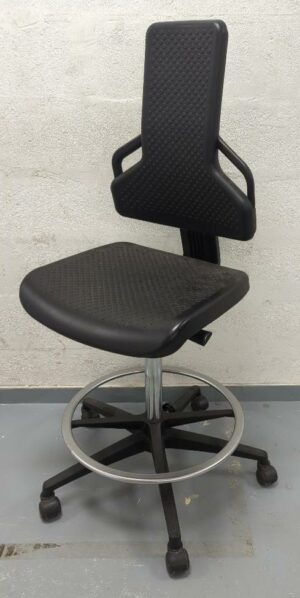 Chaise d'atelier pivotante ajustable en hauteur sur roulettes. 125 x 48 x 64 cm. 2 unités. Vendu à l'unité avec faculté de réunion. (cellule 17 bat B)