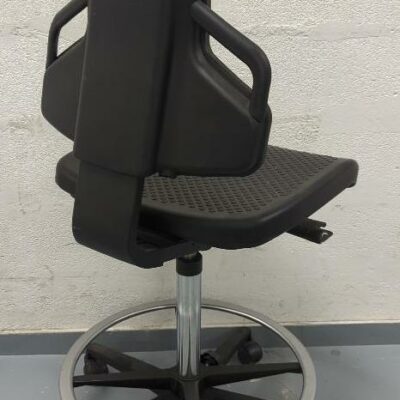 Chaise d’atelier pivotante ajustable en hauteur sur roulettes. 125 x 48 x 64 cm. 2 unités. Vendu à l’unité avec faculté de réunion. (cellule 17 bat B)