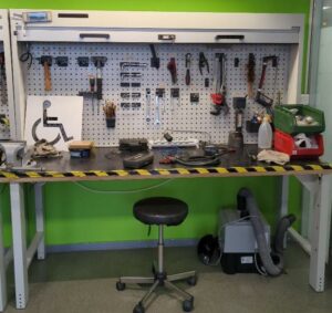 Etabli avec panneau range outils à rideau coulissant (vendu sans les outils). 180 x 200 x 72 cm. (bat B)