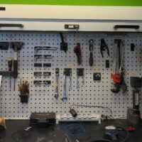 Etabli avec panneau range outils à rideau coulissant (vendu sans les outils). 180 x 200 x 72 cm. (bat B) – Image 2