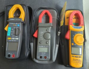 3 pinces de courant dont 600v 1000A (x2) et 1000v 1400 A (x1). (Bat B)