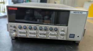 Sourcemètre de marque Keithley modèle 6220. (bat B)