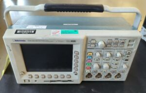 Oscilloscope de marque Tektronix modèle TDS 3014B. (bat B)