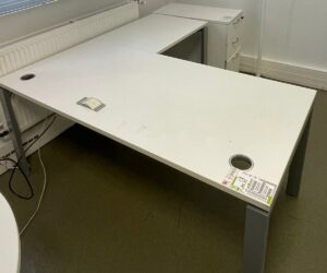 Bureau avec retour, plateau rectangulaire blanc avec prise électrique (au dessus ou en dessous), piétement métallique gris. Dim bureau : 72 x 160 x 80 cm. Dim retour : 80 x 60 cm.
29 unités