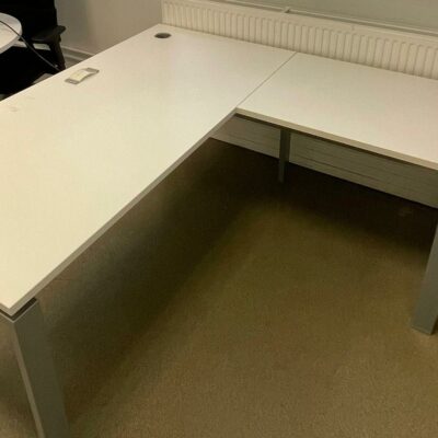 Bureau avec retour, plateau rectangulaire blanc avec prise électrique (au dessus ou en dessous), piétement métallique gris. Dim bureau : 72 x 160 x 80 cm. Dim retour : 80 x 60 cm.
29 unités