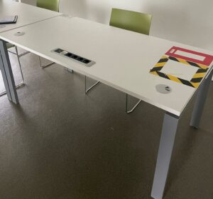 Bureau droit plateau blanc avec prise électrique, piètement gris. 72 x 160 x 80 cm.
48 unités.
