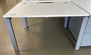 Bureau droit plateau blanc avec prise électrique, piètement gris. 72 x 120 x 80 cm.
35 unités.