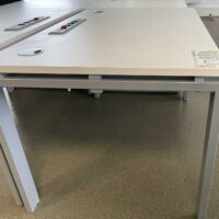 Bureau droit plateau blanc avec prise électrique, piètement gris. 72 x 120 x 80 cm.
35 unités. – Image 2