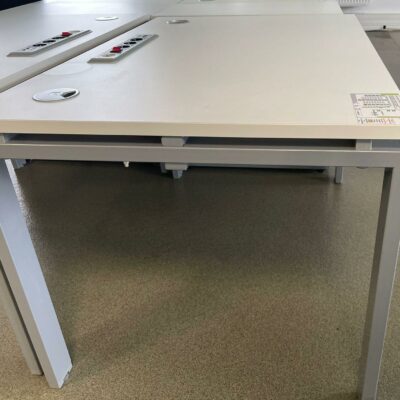 Bureau droit plateau blanc avec prise électrique, piètement gris. 72 x 120 x 80 cm.
35 unités.