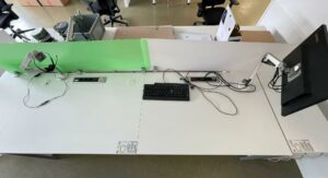 Bench de 4, plateaux blancs avec prises électriques. 72 x 120 x 80 cm.
32 unités.