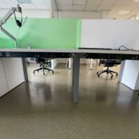 Bench de 4, plateaux blancs avec prises électriques. 72 x 120 x 80 cm.
32 unités. – Image 2