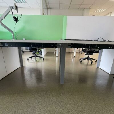 Bench de 4, plateaux blancs avec prises électriques. 72 x 120 x 80 cm.
32 unités.