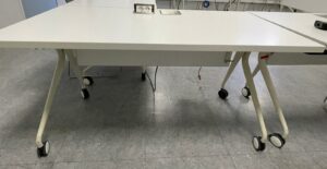 Table basculante sur roulettes, plateau blanc avec trappe électrique. 75 x 140 x 70 cm
20 unités
