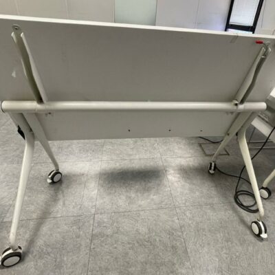 Table basculante sur roulettes, plateau blanc avec trappe électrique. 75 x 140 x 70 cm
20 unités