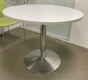 Table ronde blanche, pied colonne en acier chromé. 75 x 90 cm.
4 unités