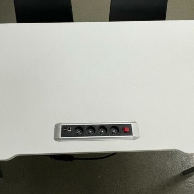 Bureau droit blanc avec prise électrique, piètement gris. 72 x 140 x 80 cm.
13 unités.
