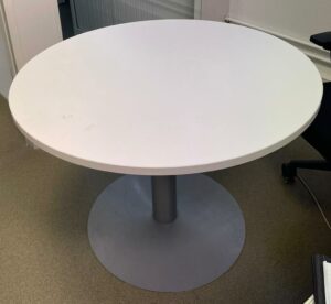 Table ronde, plateau blanc, pied colonne en métal gris. 72 x 100 cm.
23 unités