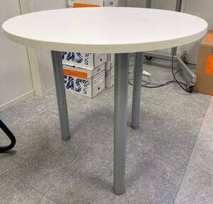 Table ronde blanche, 3 pieds gris. 70 x 80 cm.
2 unités